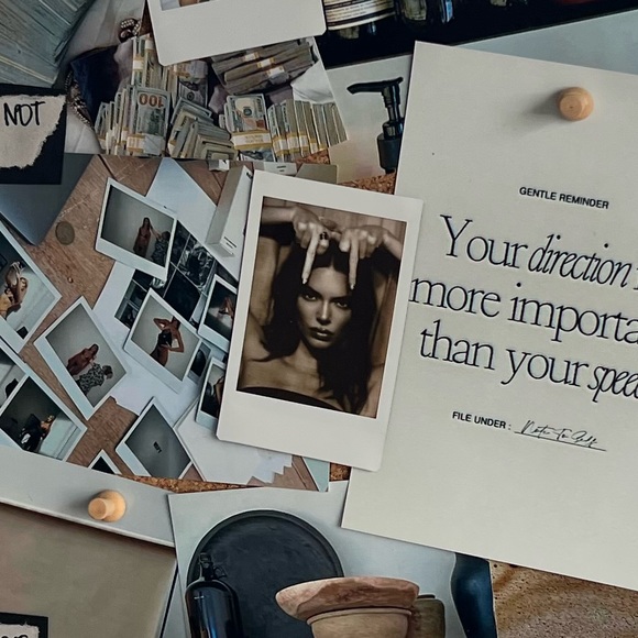 SOLD OUT ❌ KENDALL JENNER POLAROID - Picture 2 of 4